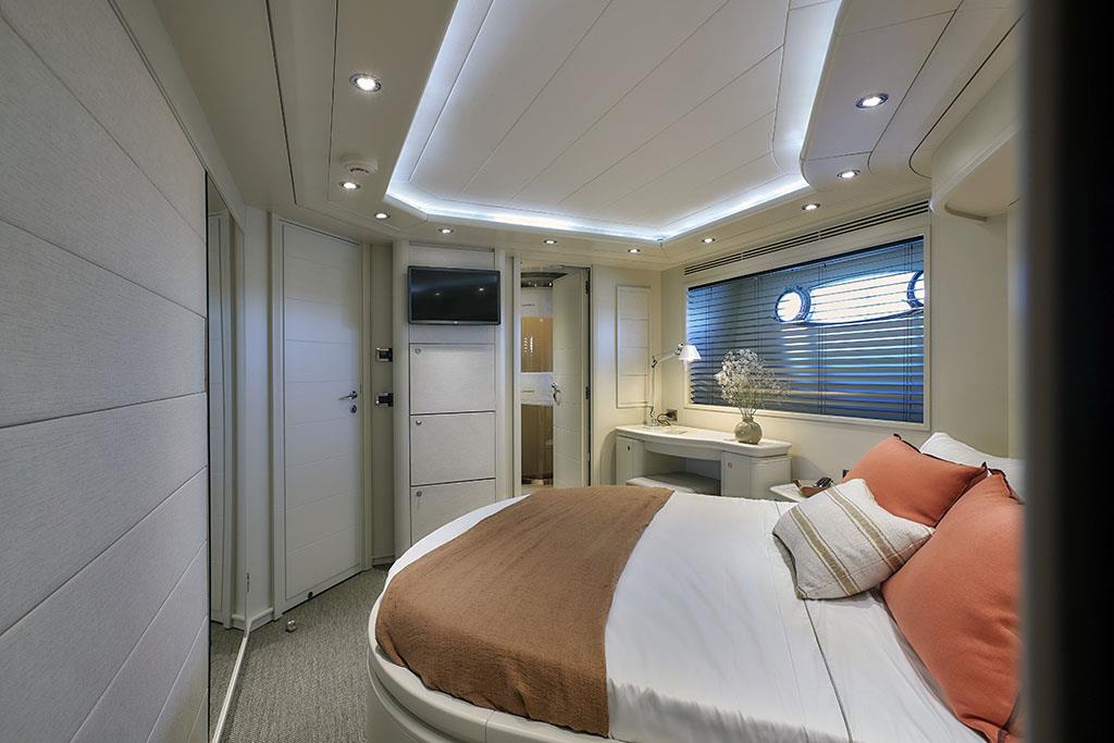 2005 CUSTOM LINE 112' 